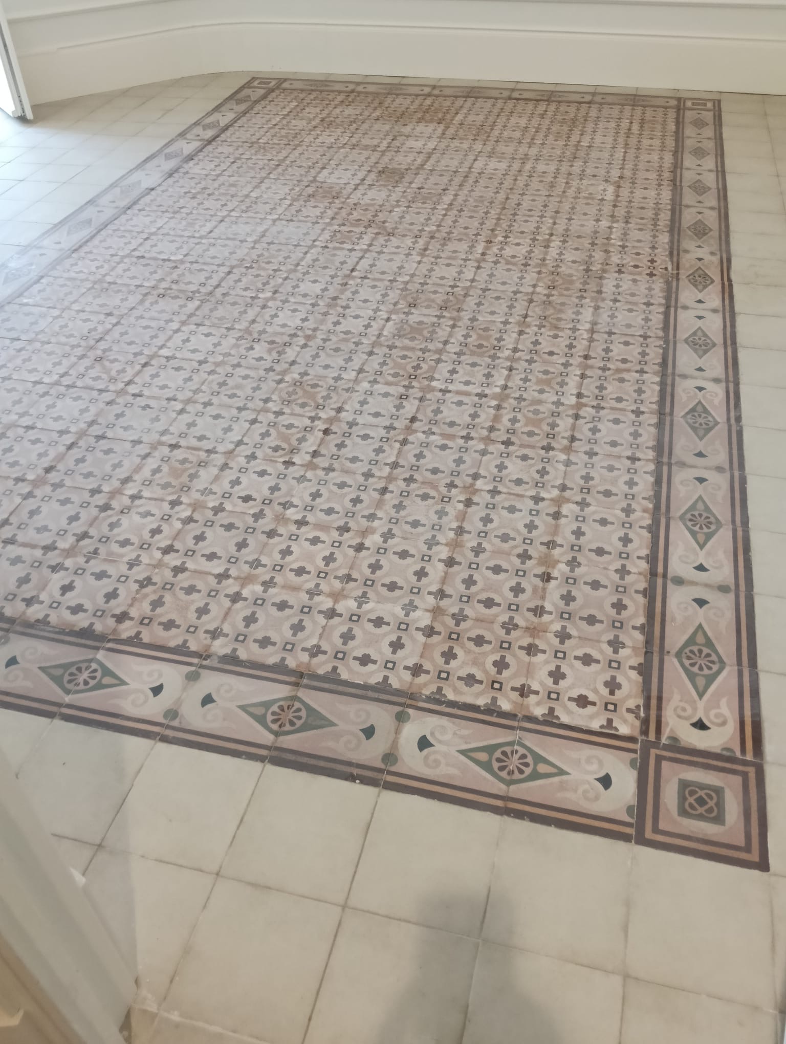 Resultado final restauración cenefa mosaico hidráulico Ibercaja Zaragoza