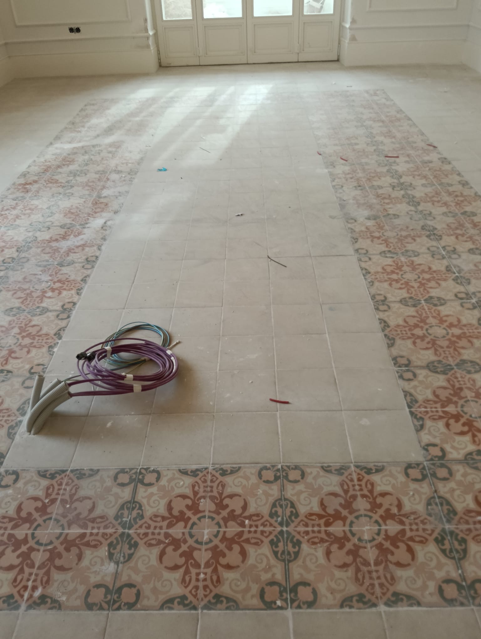 Mosaico hidráulico histórico sin tratar antes de la restauración Zaragoza