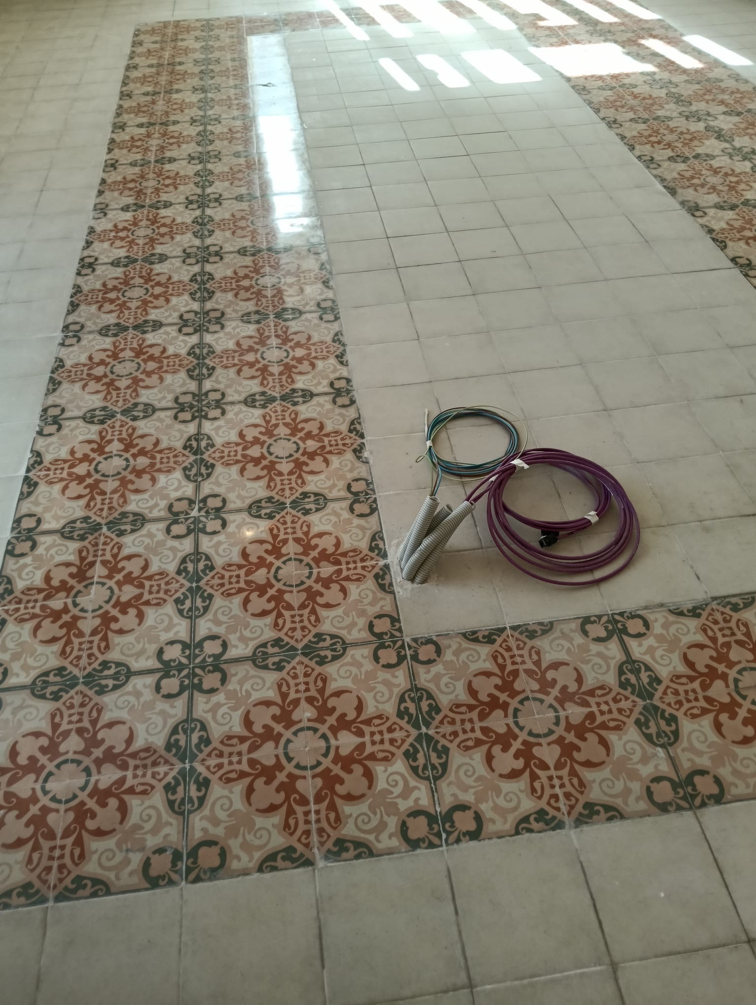 Orla floral mosaico hidráulico restaurado sede Fundación Ibercaja