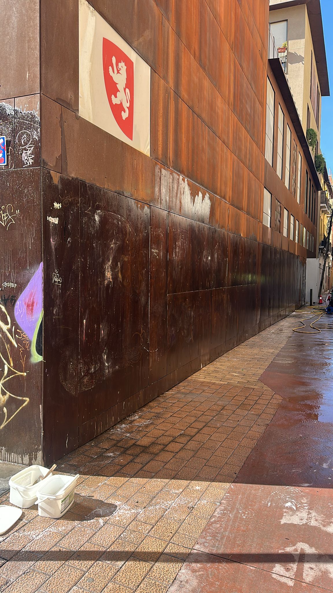 Fachada del Centro Cívico Las Armas Zaragoza limpia tras la eliminación de grafitis por Limpiezas Higiénicas Ebro