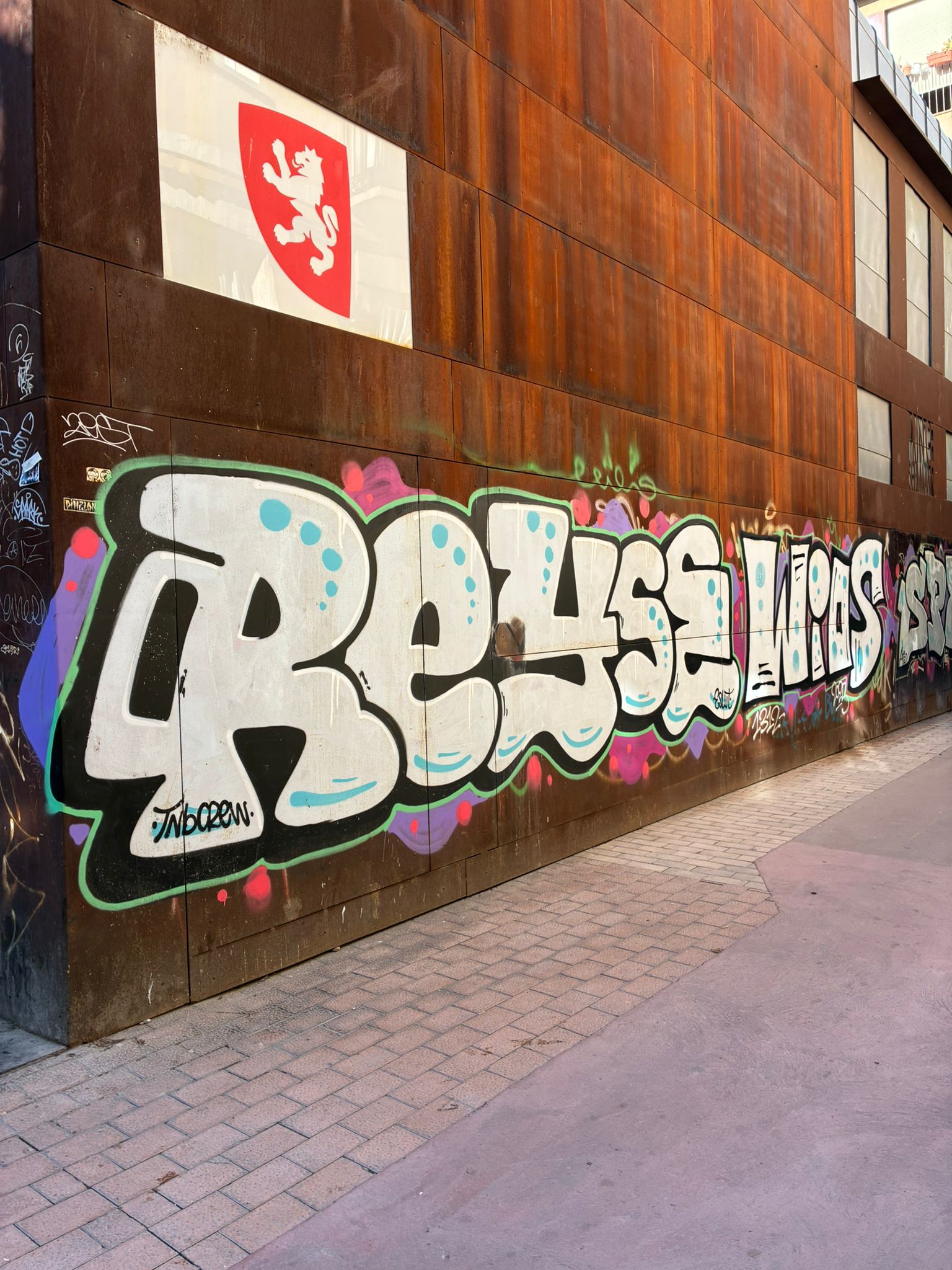 <br />
Fachada del Centro Cívico Las Armas Zaragoza con grafitis antes de la limpieza