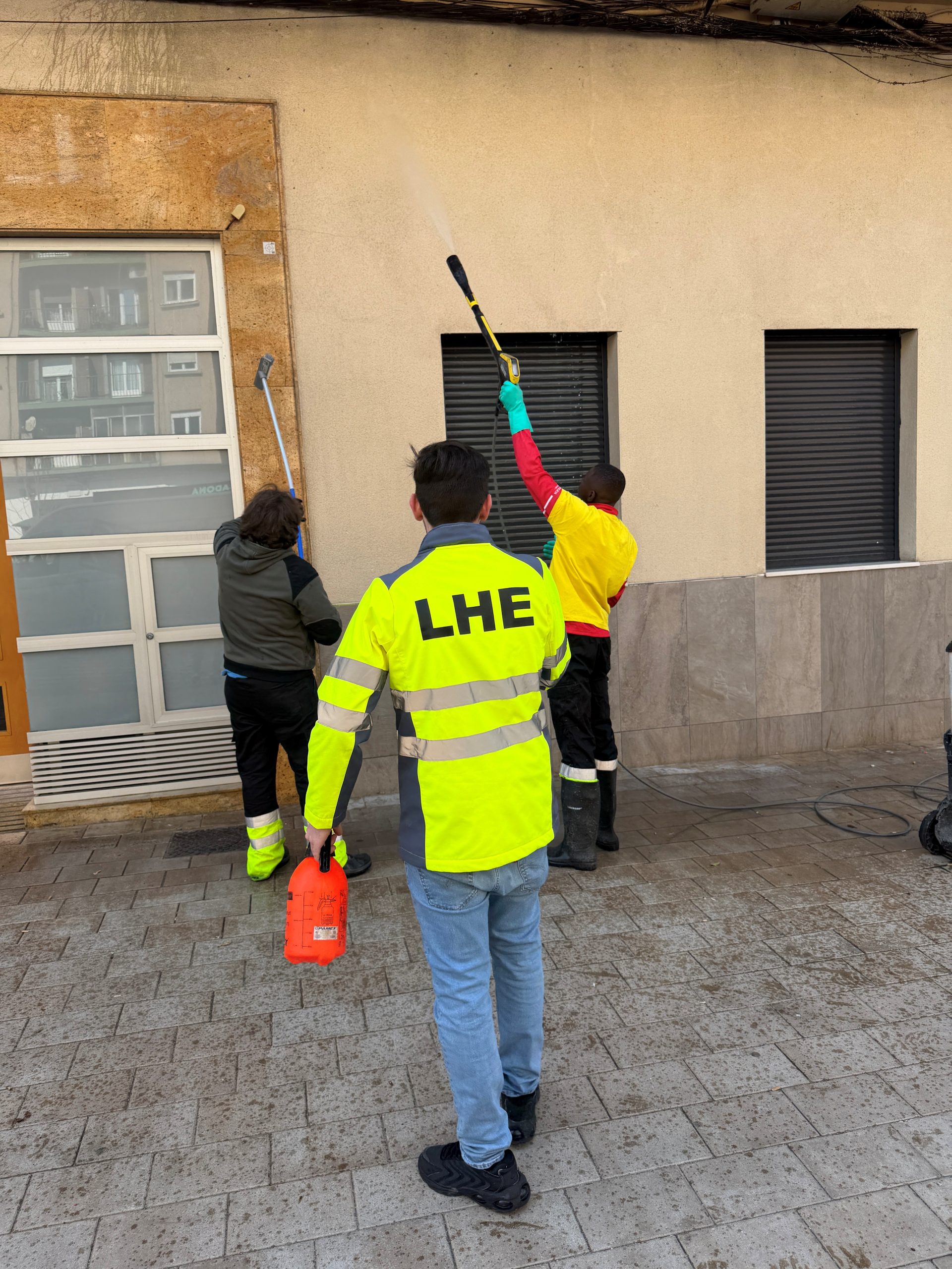 Equipo LHE realizando limpieza de fachadas en la Avenida Navarra de Zaragoza