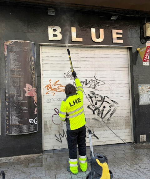 Limpieza con hidrolimpiadora en fachada de la Avenida Navarra Zaragoza