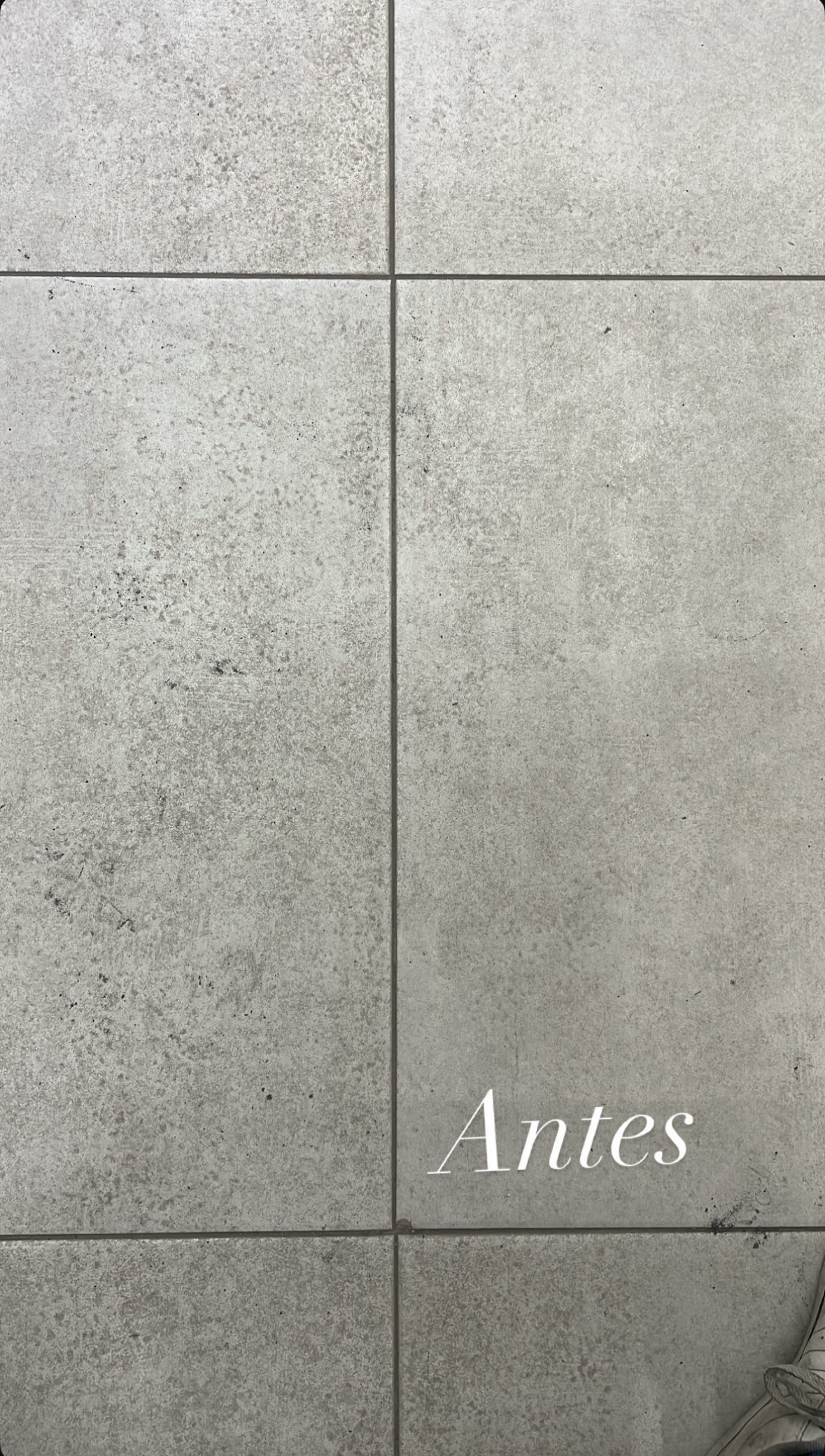 `Suelo gres porcelánico clase 3 antes del semi-pulido con exceso de rugosidad superficial incumpliendo normativa CTE espacio interior seco El Mercado de Martínez Molina de Aragón`